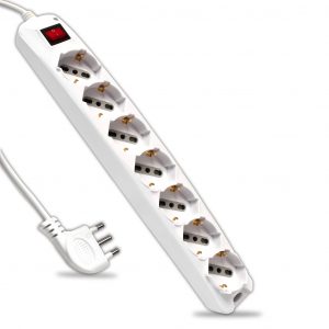 Multipresa con 7 prese 10/16a ​​2p+t bipasso/schuko 45 ° e interruttore generale luminoso e cavo 1,5m spina 16a 2p+t colore bianco